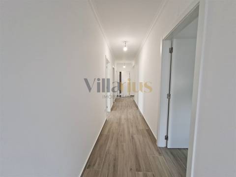 Moradia T3 com 402 m² de Construção, Garagem para 9 Viaturas e Espaços de Convívio — Tomar