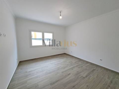 Moradia T3 com 402 m² de Construção, Garagem para 9 Viaturas e Espaços de Convívio — Tomar