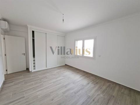 Moradia T3 com 402 m² de Construção, Garagem para 9 Viaturas e Espaços de Convívio — Tomar