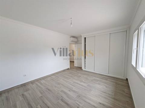 Moradia T3 com 402 m² de Construção, Garagem para 9 Viaturas e Espaços de Convívio — Tomar
