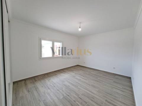 Moradia T3 com 402 m² de Construção, Garagem para 9 Viaturas e Espaços de Convívio — Tomar