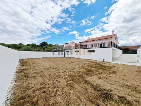 Moradia T3 com 402 m² de Construção, Garagem para 9 Viaturas e Espaços de Convívio — Tomar