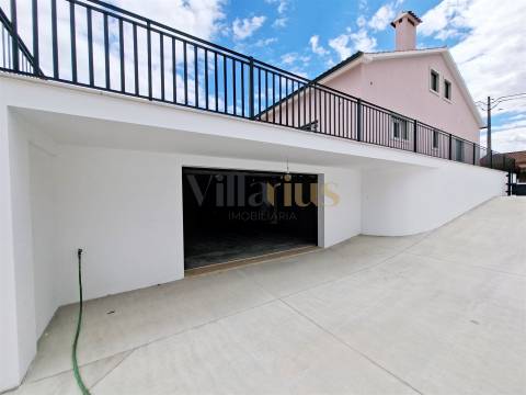 Moradia T3 com 402 m² de Construção, Garagem para 9 Viaturas e Espaços de Convívio — Tomar