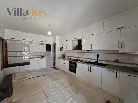 Moradia Geminada T4 + Sótão + Anexo | Entroncamento