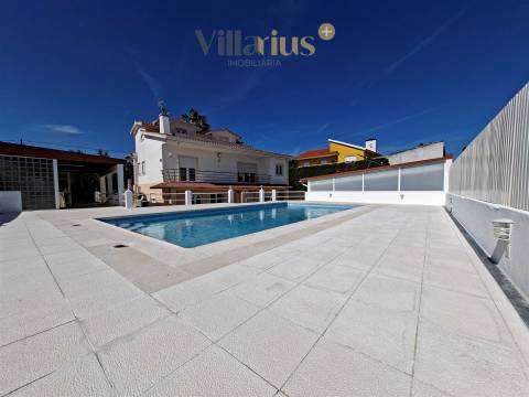 Moradia de Luxo V3+1 com Piscina e Jardim Privativo