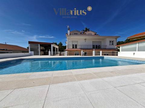 Moradia de Luxo V3+1 com Piscina e Jardim Privativo