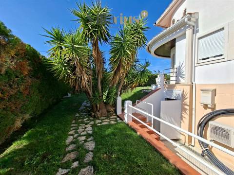 Moradia de Luxo V3+1 com Piscina e Jardim Privativo