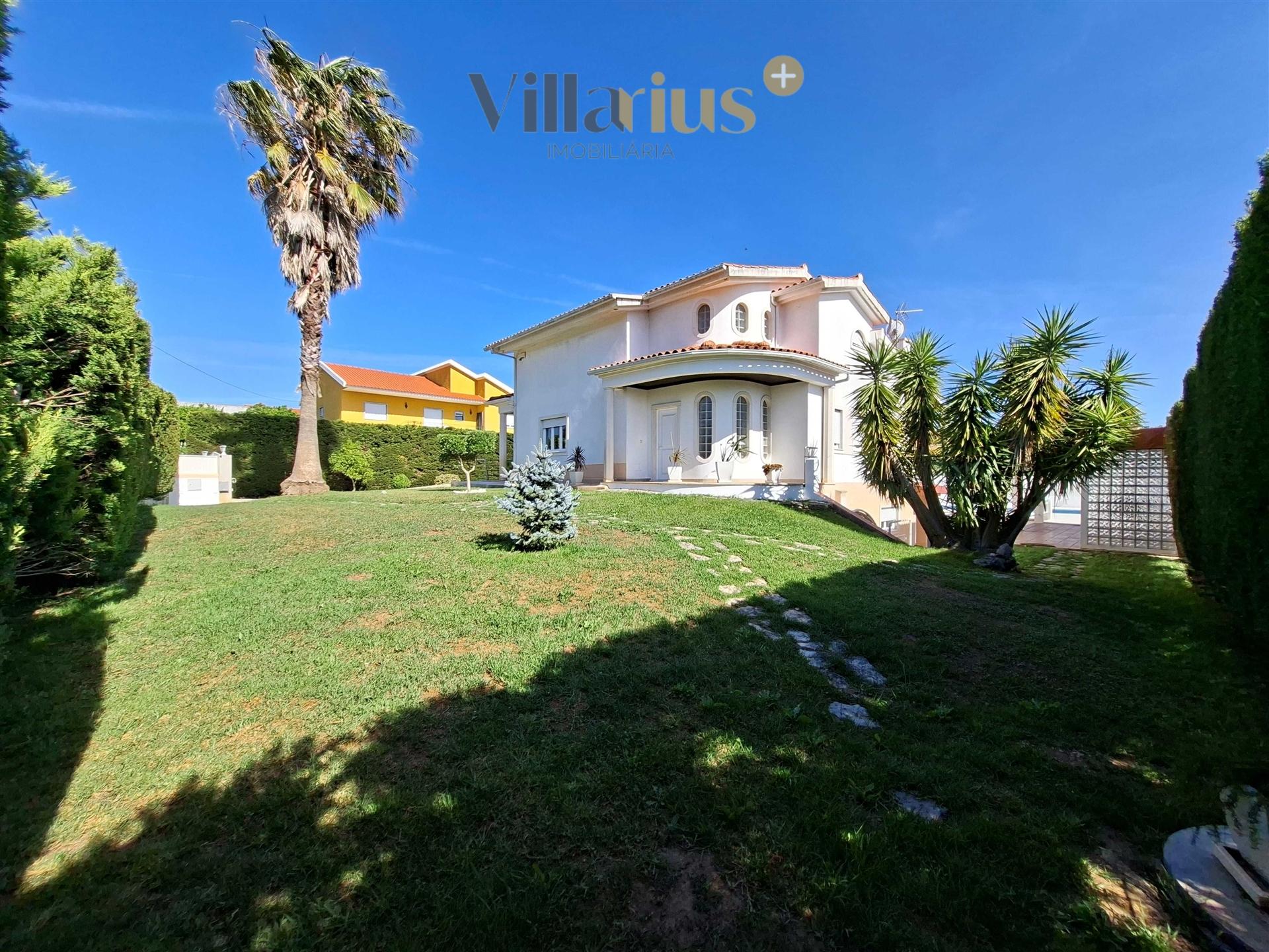Moradia de Luxo V3+1 com Piscina e Jardim Privativo