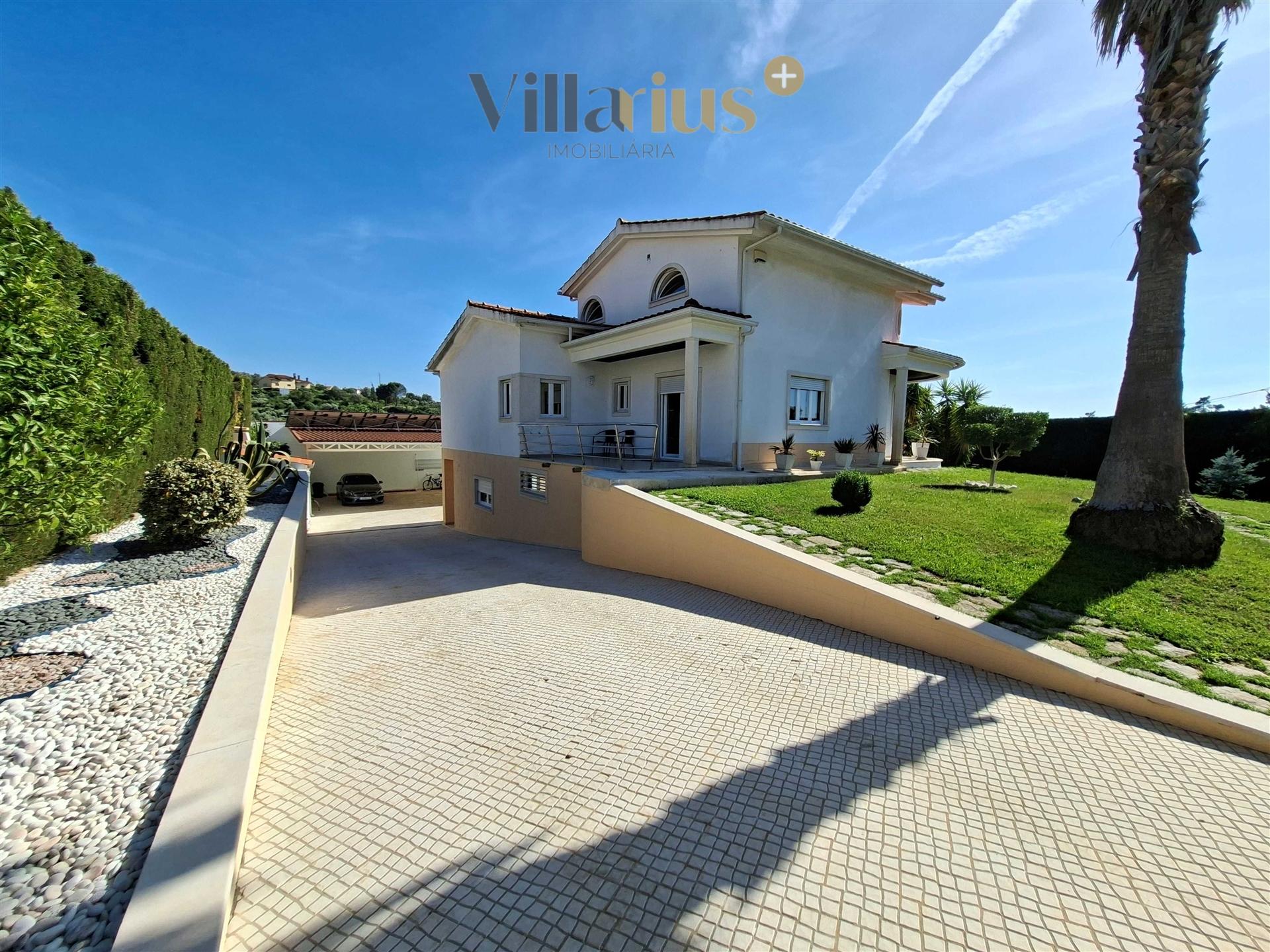 Moradia de Luxo V3+1 com Piscina e Jardim Privativo