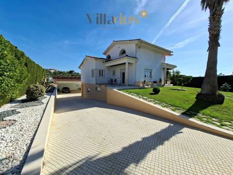 Moradia de Luxo V3+1 com Piscina e Jardim Privativo
