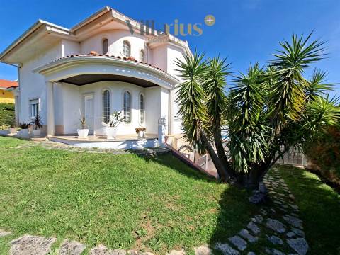 Moradia de Luxo V3+1 com Piscina e Jardim Privativo