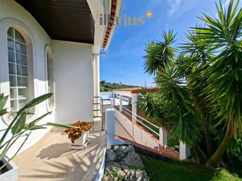 Moradia de Luxo V3+1 com Piscina e Jardim Privativo