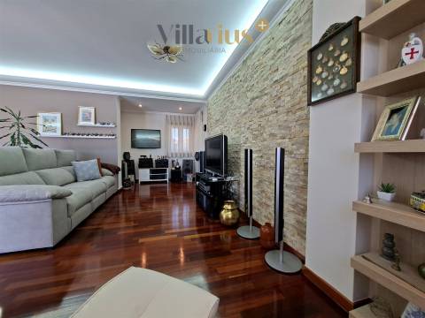 Moradia de Luxo V3+1 com Piscina e Jardim Privativo