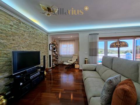 Moradia de Luxo V3+1 com Piscina e Jardim Privativo