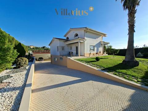 Moradia de Luxo V3+1 com Piscina e Jardim Privativo