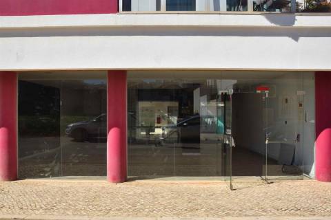 Loja no centro da Guia - Albufeira