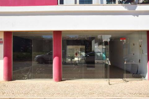 Loja no centro da Guia - Albufeira