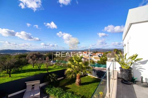 Exclusivo - Moradia moderna  com detalhes Exclusivos e Piscina Privada próxima da cidade