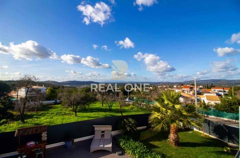 Exclusivo - Moradia moderna  com detalhes Exclusivos e Piscina Privada próxima da cidade