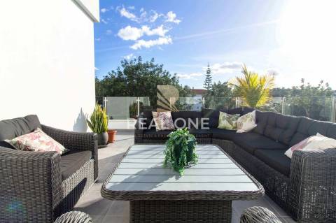 Exclusivo - Moradia moderna  com detalhes Exclusivos e Piscina Privada próxima da cidade