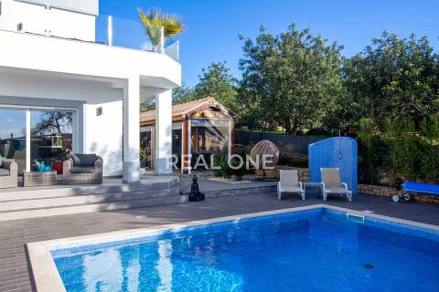 Exclusivo - Moradia moderna  com detalhes Exclusivos e Piscina Privada próxima da cidade