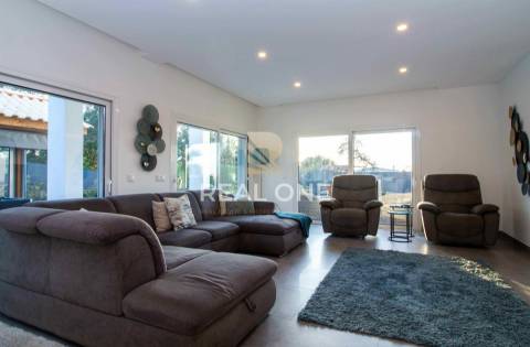 Exclusivo - Moradia moderna  com detalhes Exclusivos e Piscina Privada próxima da cidade