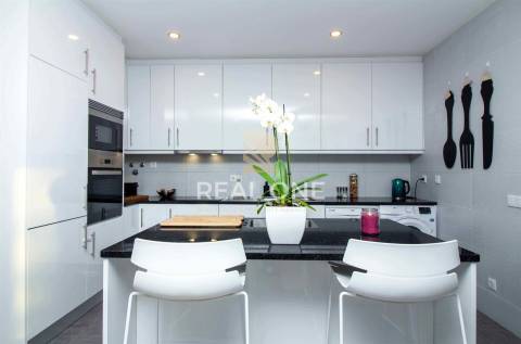 Exclusivo - Moradia moderna  com detalhes Exclusivos e Piscina Privada próxima da cidade