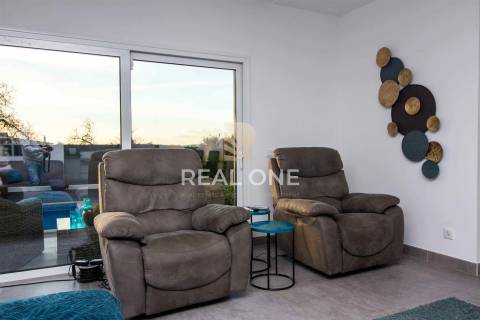 Exclusivo - Moradia moderna  com detalhes Exclusivos e Piscina Privada próxima da cidade