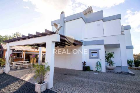 Exclusivo - Moradia moderna  com detalhes Exclusivos e Piscina Privada próxima da cidade