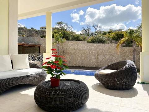 Villa na encosta da Orada em 1.000 m2 de área privada