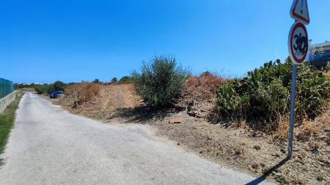 Terreno com Comunicação Prévia para Construção de 5 Moradias