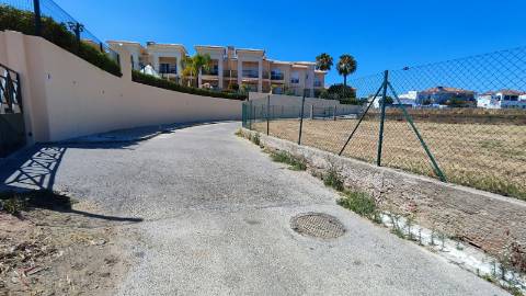 Terreno com Comunicação Prévia para Construção de 5 Moradias