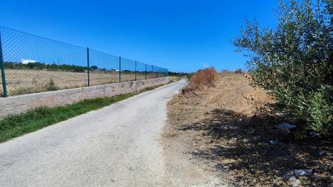Terreno com Comunicação Prévia para Construção de 5 Moradias