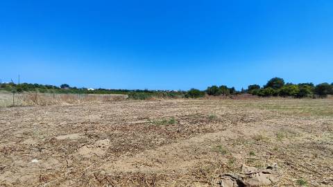 Terreno com Comunicação Prévia para Construção de 5 Moradias