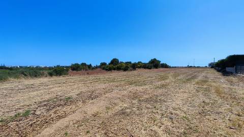 Terreno com Comunicação Prévia para Construção de 5 Moradias