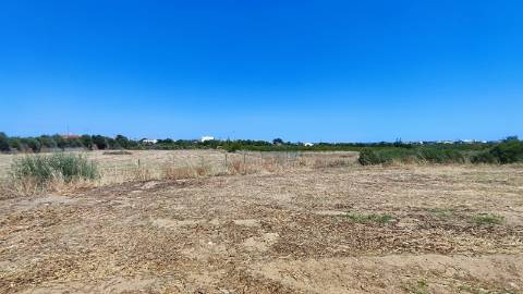 Terreno com Comunicação Prévia para Construção de 5 Moradias