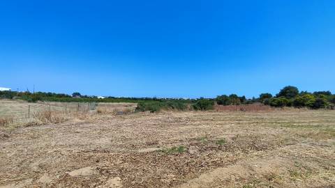 Terreno com Comunicação Prévia para Construção de 5 Moradias