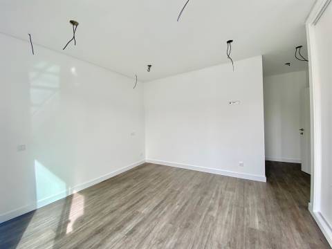 Nova - Moradia V3 com garagem, piscina, moderna e sofisiticada