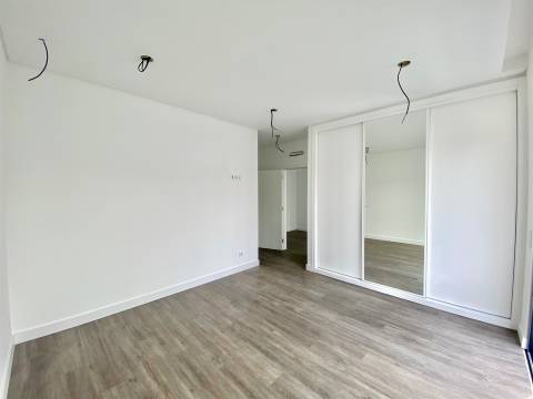 Nova - Moradia V3 com garagem, piscina, moderna e sofisiticada