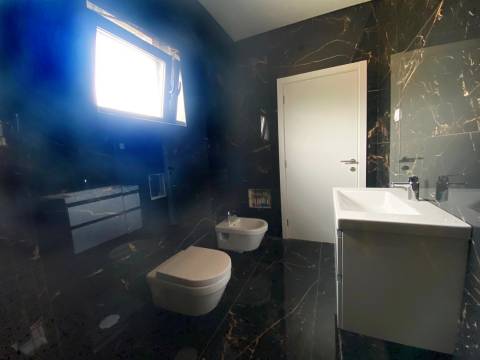 Nova - Moradia V3 com garagem, piscina, moderna e sofisiticada