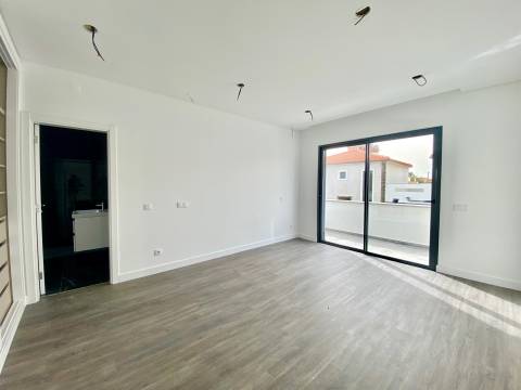 Nova - Moradia V3 com garagem, piscina, moderna e sofisiticada