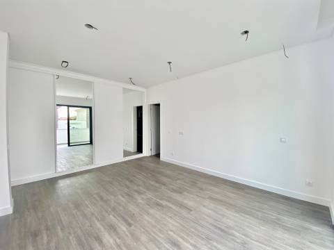 Nova - Moradia V3 com garagem, piscina, moderna e sofisiticada