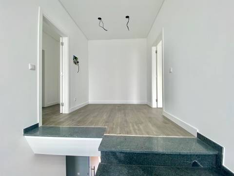 Nova - Moradia V3 com garagem, piscina, moderna e sofisiticada