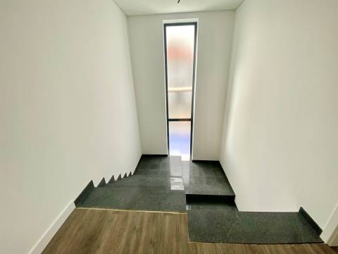 Nova - Moradia V3 com garagem, piscina, moderna e sofisiticada