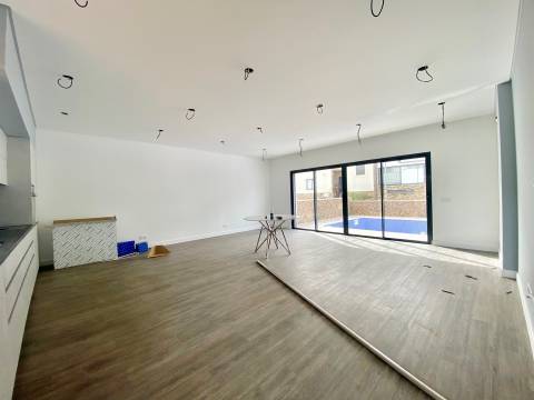 Nova - Moradia V3 com garagem, piscina, moderna e sofisiticada