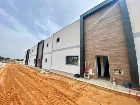 Nova - Moradia V3 com garagem, piscina, moderna e sofisiticada