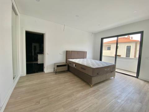 Nova - Moradia V3 com garagem, piscina, moderna e sofisiticada