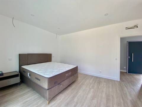 Nova - Moradia V3 com garagem, piscina, moderna e sofisiticada