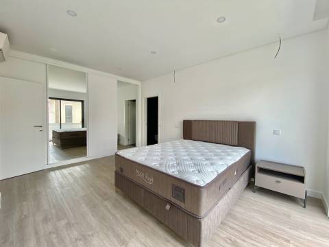 Nova - Moradia V3 com garagem, piscina, moderna e sofisiticada