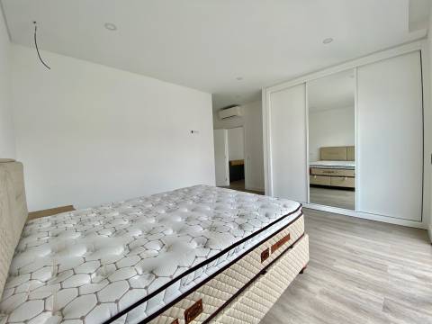 Nova - Moradia V3 com garagem, piscina, moderna e sofisiticada